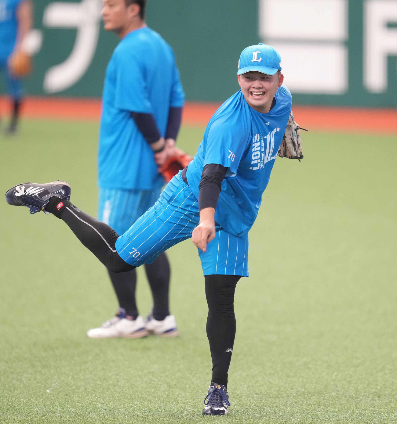 西武対オリックス　試合前練習でキャッチボールする西武豆田（撮影・鈴木みどり）