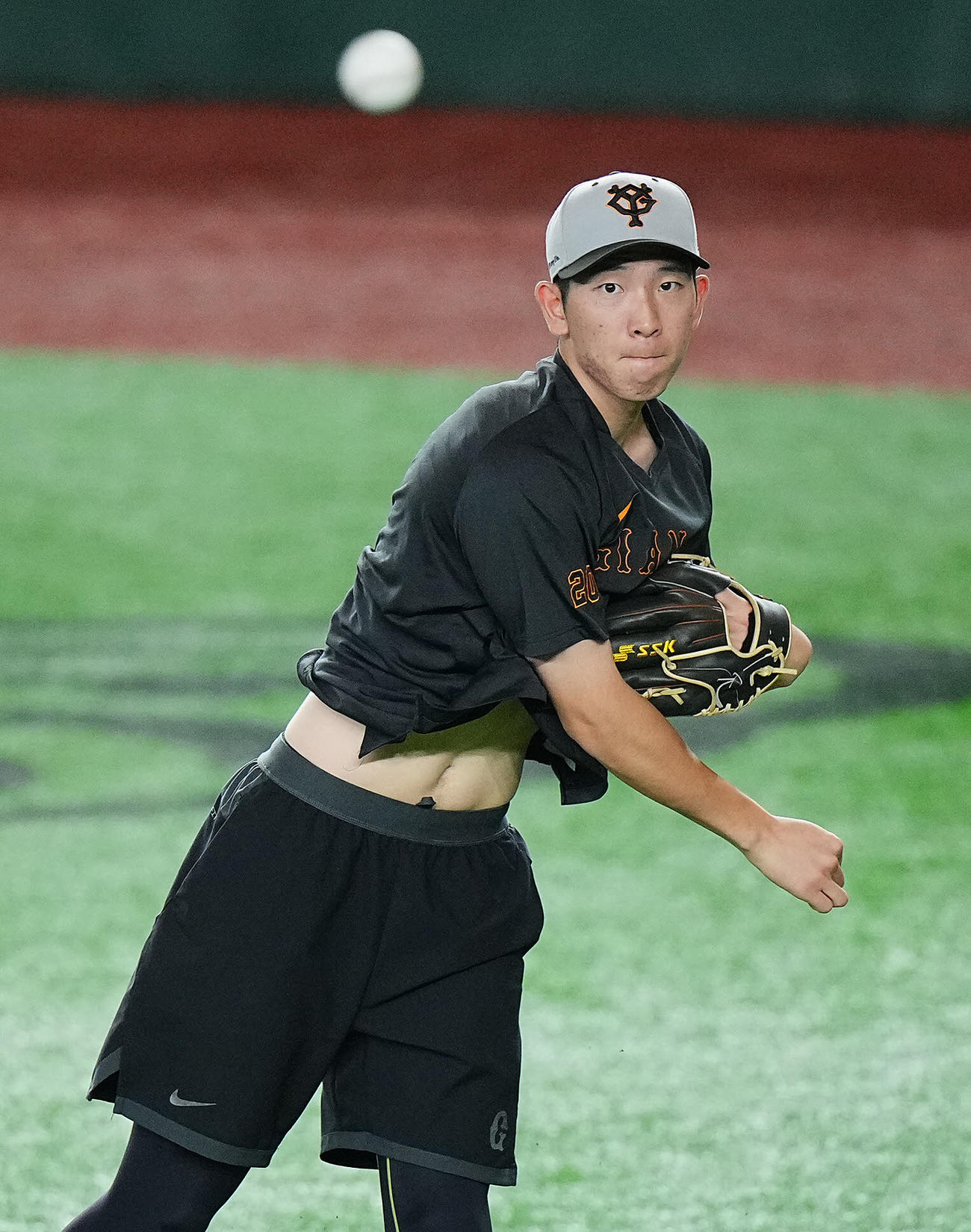 巨人対ヤクルト　試合前投球練習を行う巨人戸郷（撮影・垰建太）