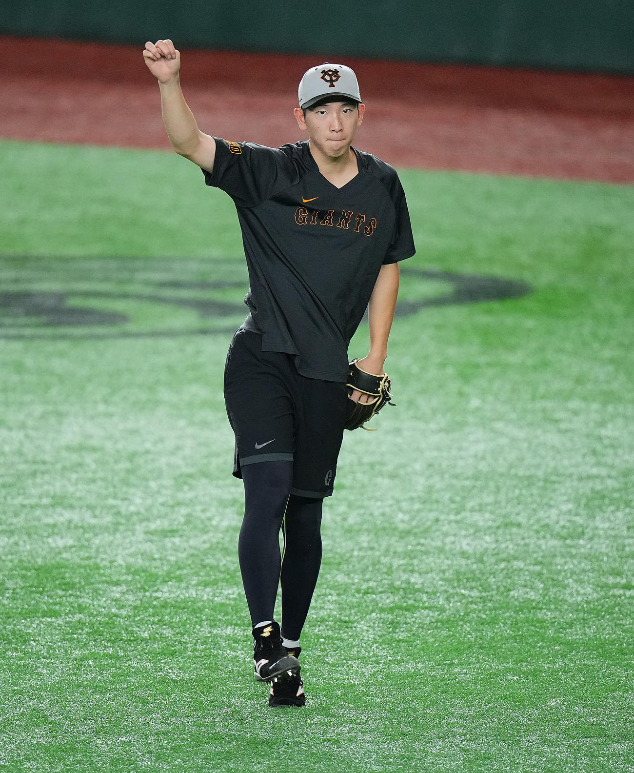 巨人対ヤクルト　試合前投球練習を行う巨人戸郷（撮影・垰建太）