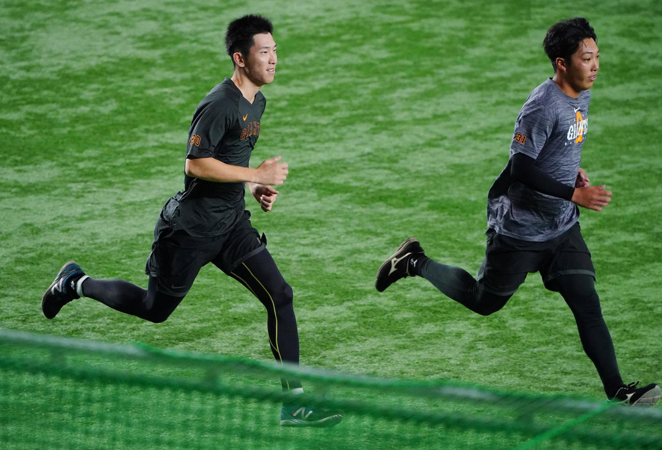 巨人対ヤクルト　試合前、並んで走り込む巨人戸郷（左）と赤星（撮影・垰建太）