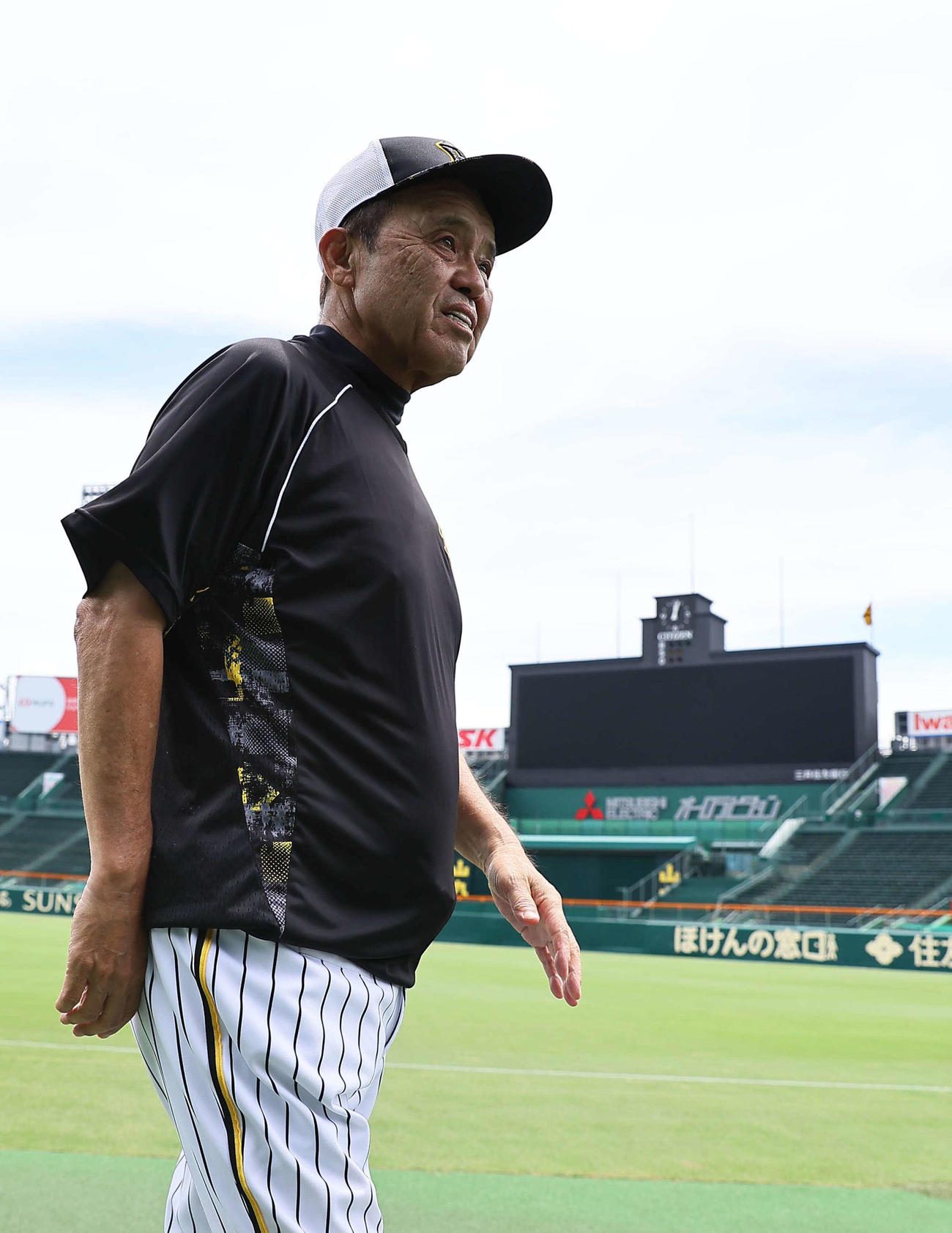 久しぶりの甲子園球場での練習を終えグラウンドを引き揚げる岡田監督（撮影・上田博志）