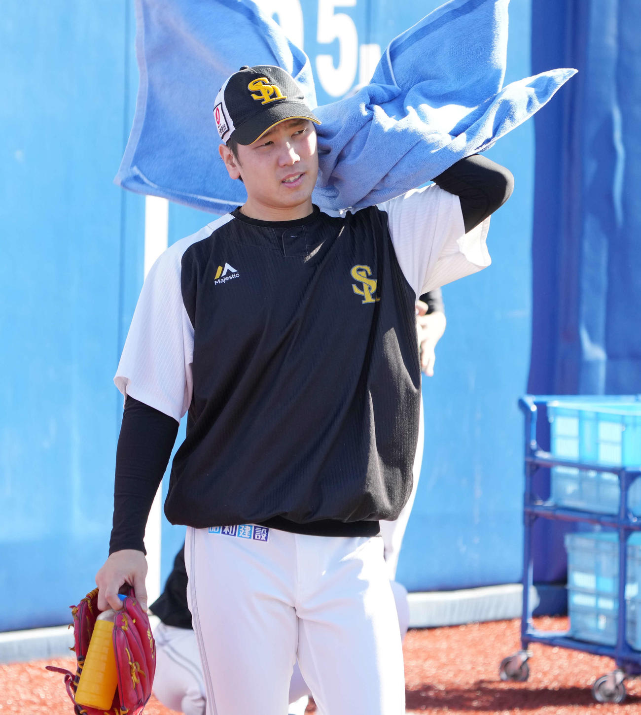ロッテ対ソフトバンク、試合前練習に臨むソフトバンク石川（撮影・小沢裕）