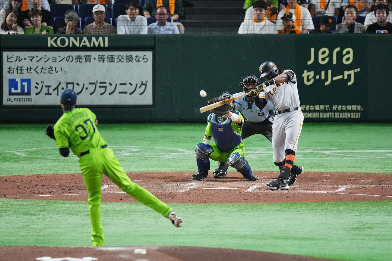 巨人対ヤクルト　2回裏巨人1死、先制の右越えソロ本塁打を放つブリンソン。投手ロドリゲス（撮影・垰建太）
