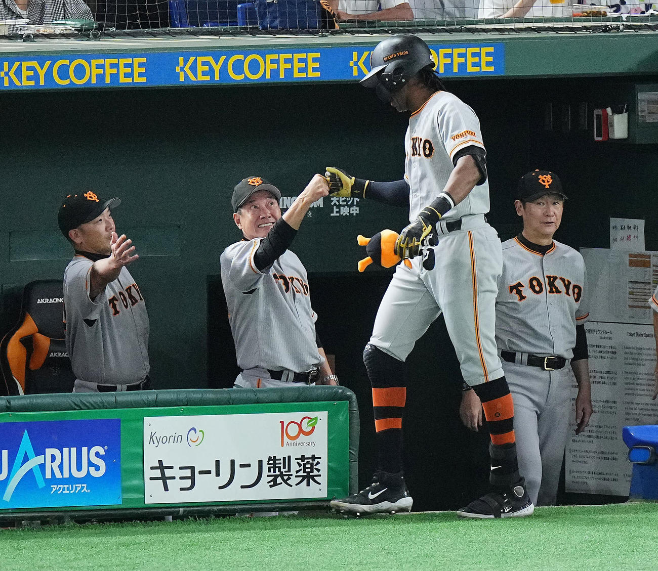 巨人対ヤクルト　2回裏巨人1死、先制の右越えソロ本塁打を放ったブリンソン（中央右）を目をこする笑顔で出迎える原監督（撮影・垰建太）