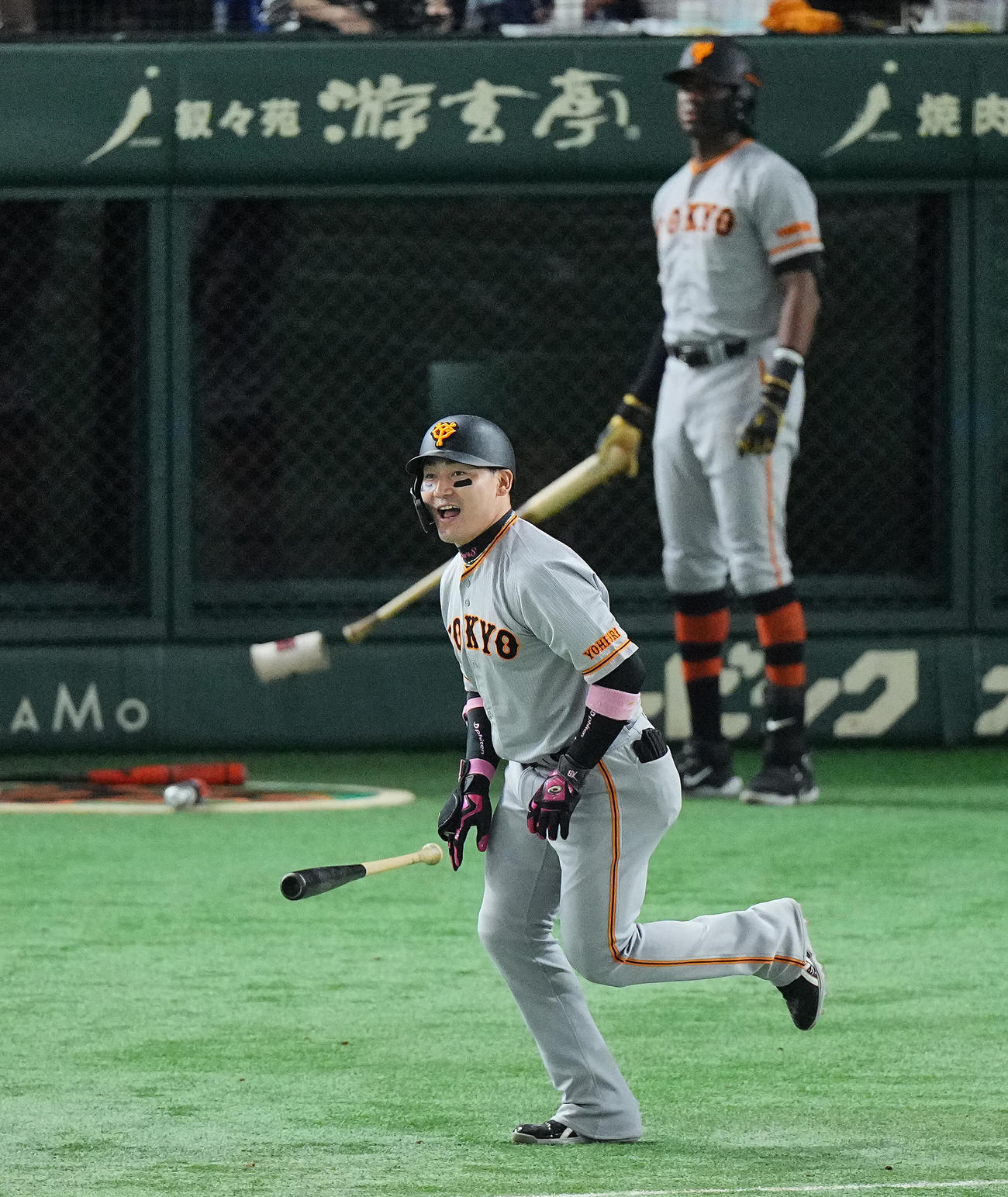 巨人対ヤクルト　6回裏巨人1死一、二塁、3点本塁打を放ち雄たけびを上げる丸（撮影・垰建太）