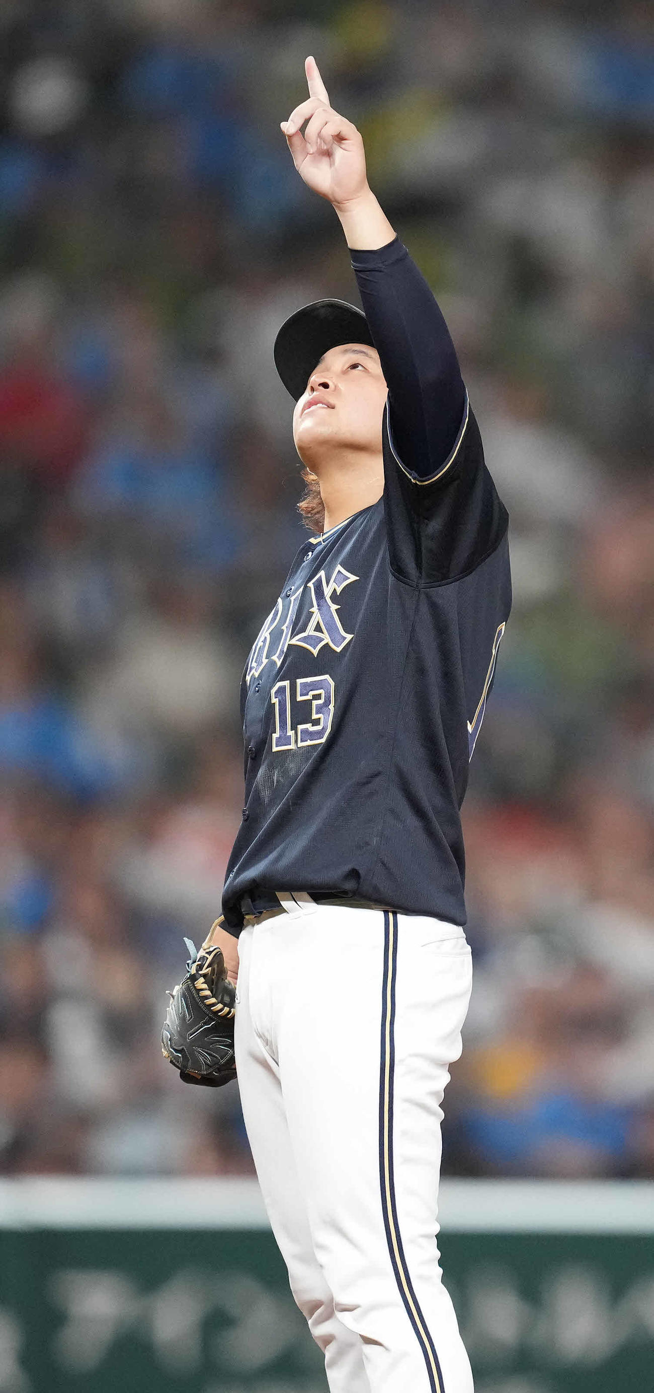 西武対オリックス　7回裏西武2死、渡部の打球を指さす宮城（撮影・鈴木みどり）