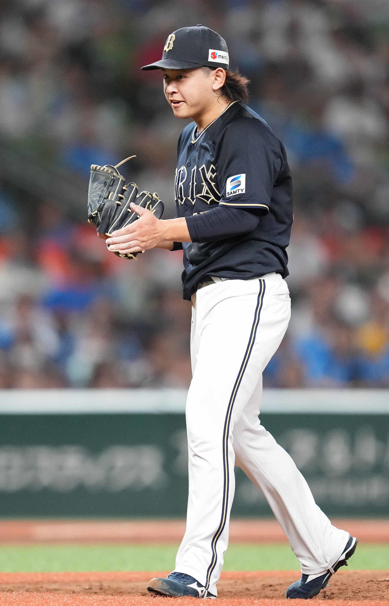 西武対オリックス　5回裏西武2死一塁、古賀を空振り三振に仕留め、グラブをたたく宮城（撮影・鈴木みどり）