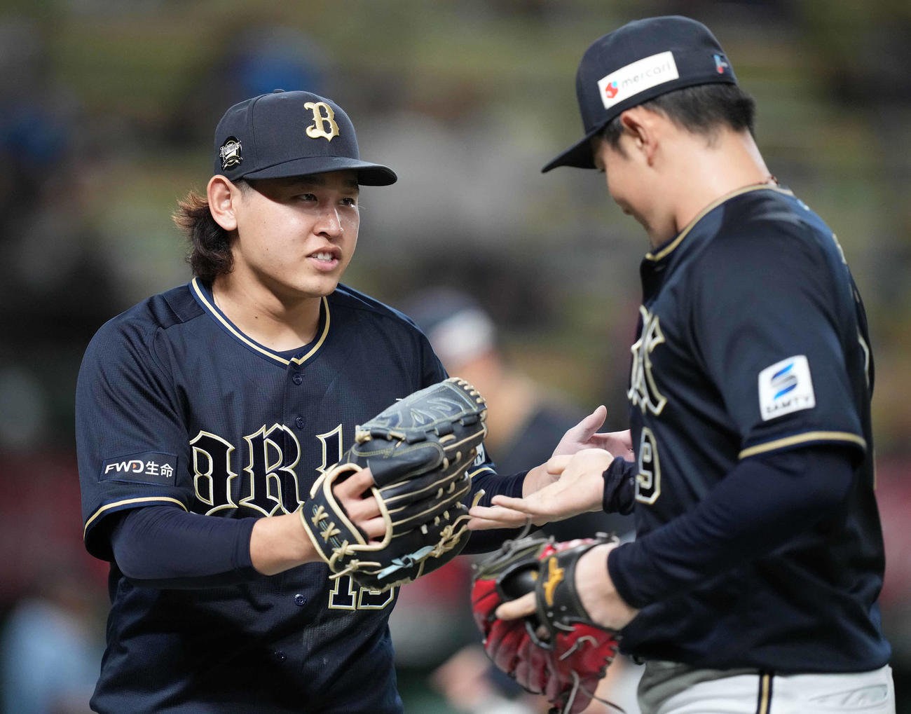 西武対オリックス　6回裏まで無失点に抑え、野口（右）を迎えるオリックス宮城（撮影・鈴木みどり）