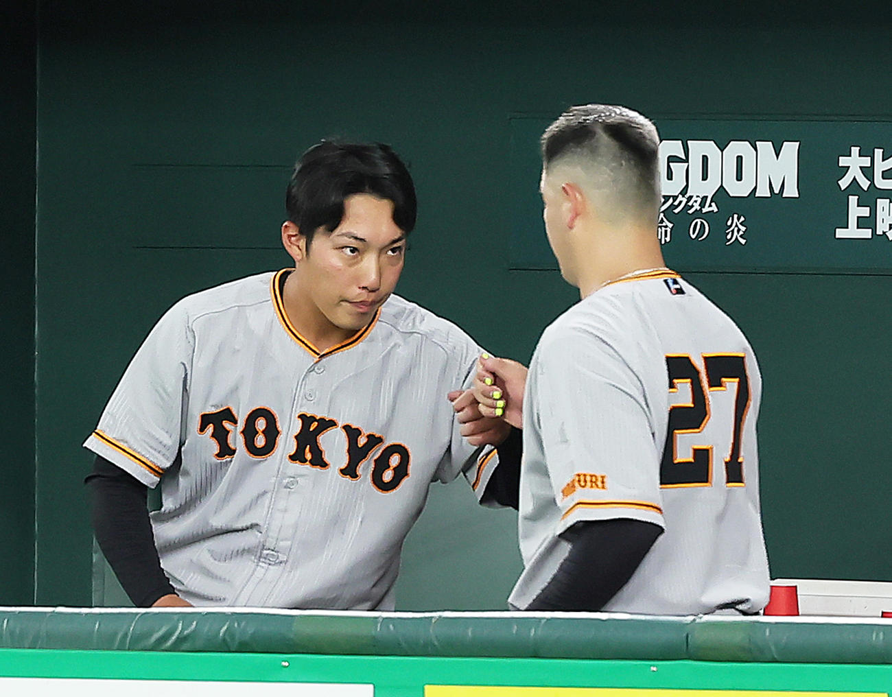 巨人対ヤクルト　7回を無失点で終えた巨人赤星（左）は捕手岸田とタッチを交わす（撮影・足立雅史）