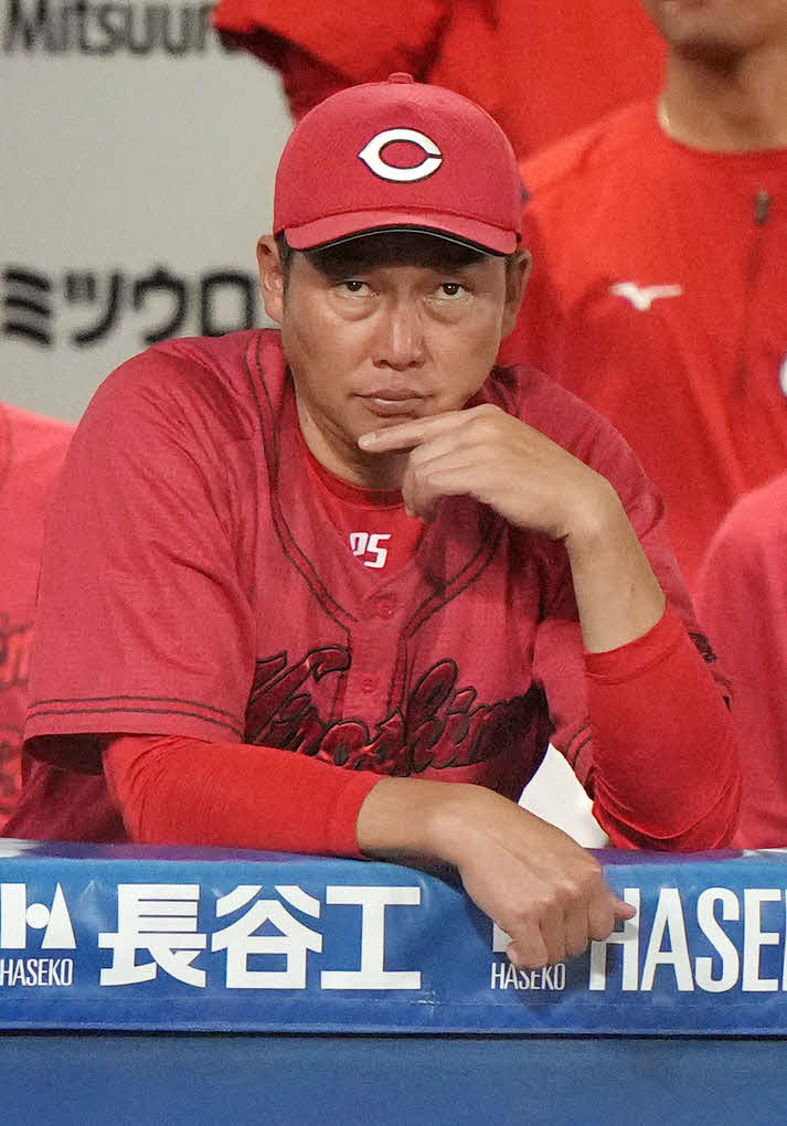 DeNA対広島　6回表、ベンチにもたれ、考え込む新井監督（撮影・狩俣裕三）