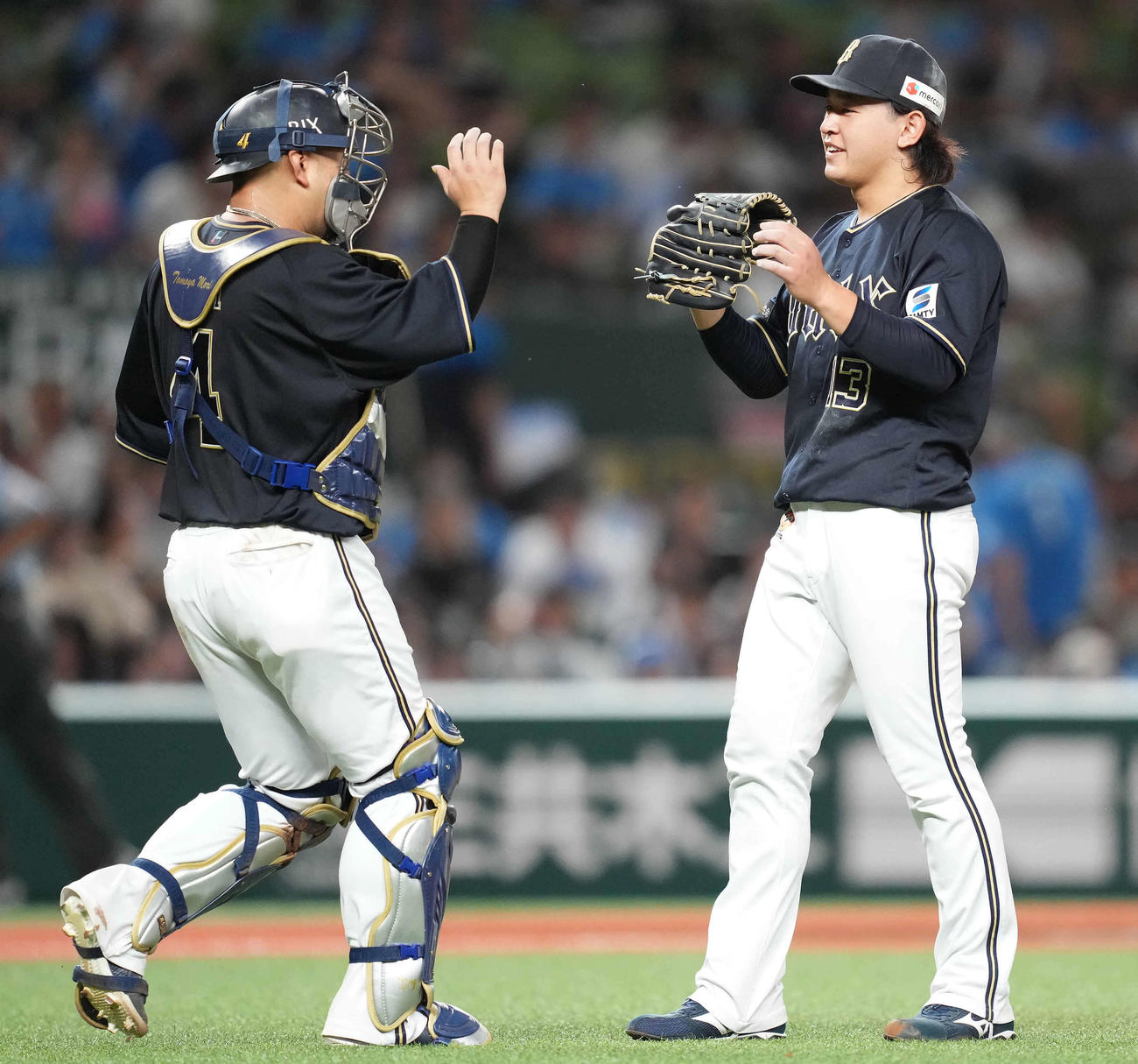 西武対オリックス　西武に完封勝利し、笑顔のオリックス宮城。左は森（撮影・鈴木みどり）