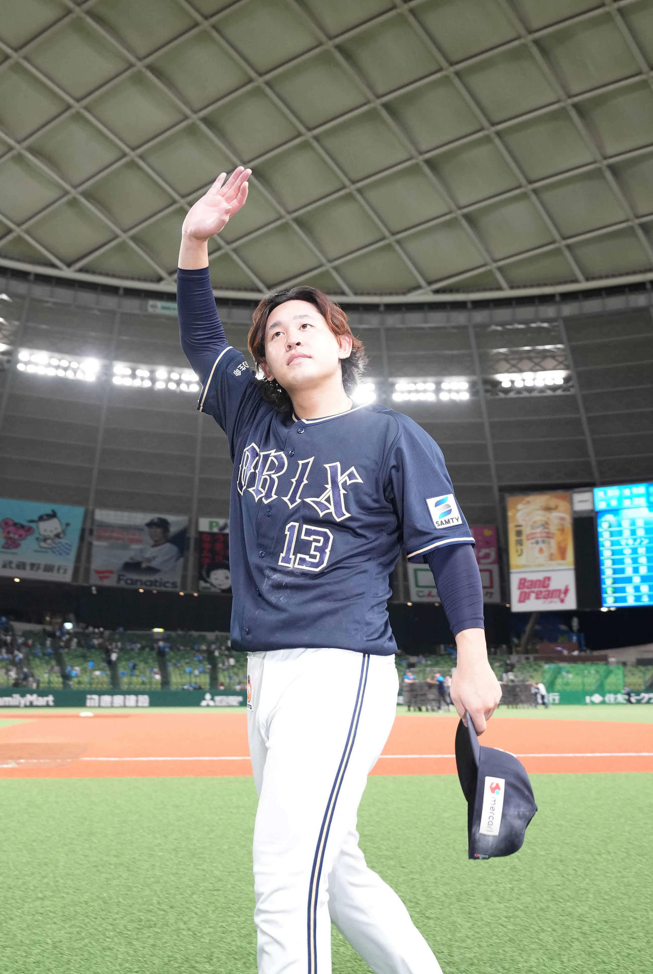 西武対オリックス　完封勝利し、ファンの声援に応えるオリックス宮城（撮影・鈴木みどり）