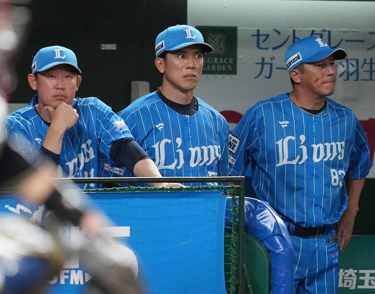 西武対オリックス　ベンチで試合を見る西武松井監督（中央）（撮影・鈴木みどり）
