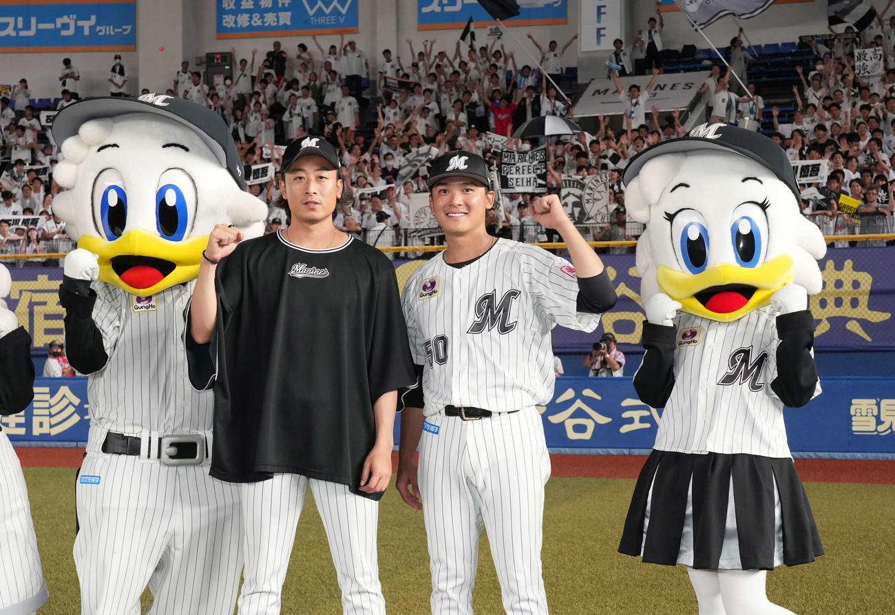 ロッテ対ソフトバンク、球団マスコットに囲まれながら右翼席のファンを背にガッツポーズするロッテ移籍後初勝利を挙げた坂本（左）と決勝打の石川慎（撮影・小沢裕）
