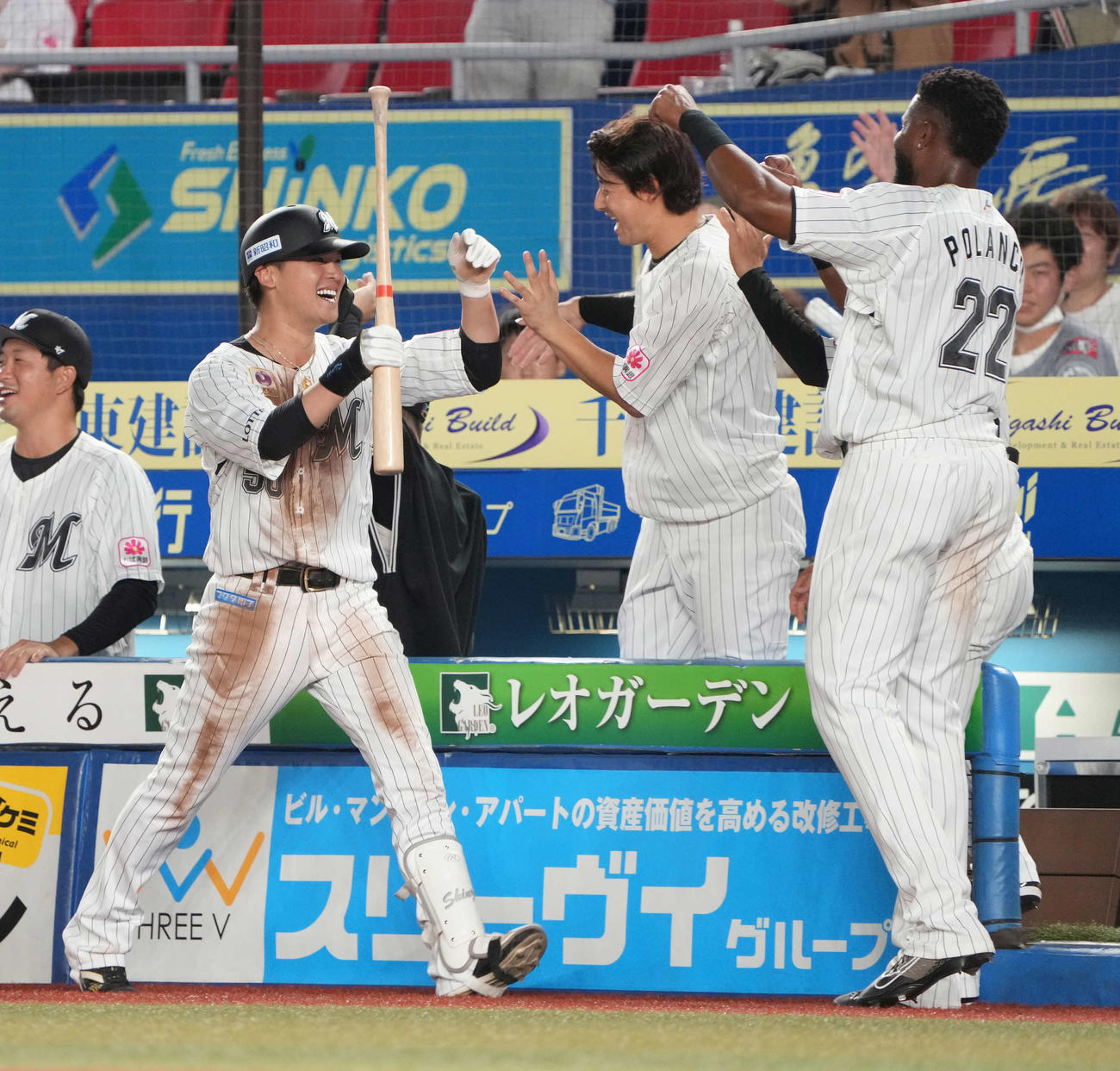 ロッテ対ソフトバンク、7回裏ロッテ2死二塁、石川慎（左）は勝ち越しの右前適時打を放ちベンチのナインの祝福を受ける（撮影・小沢裕）