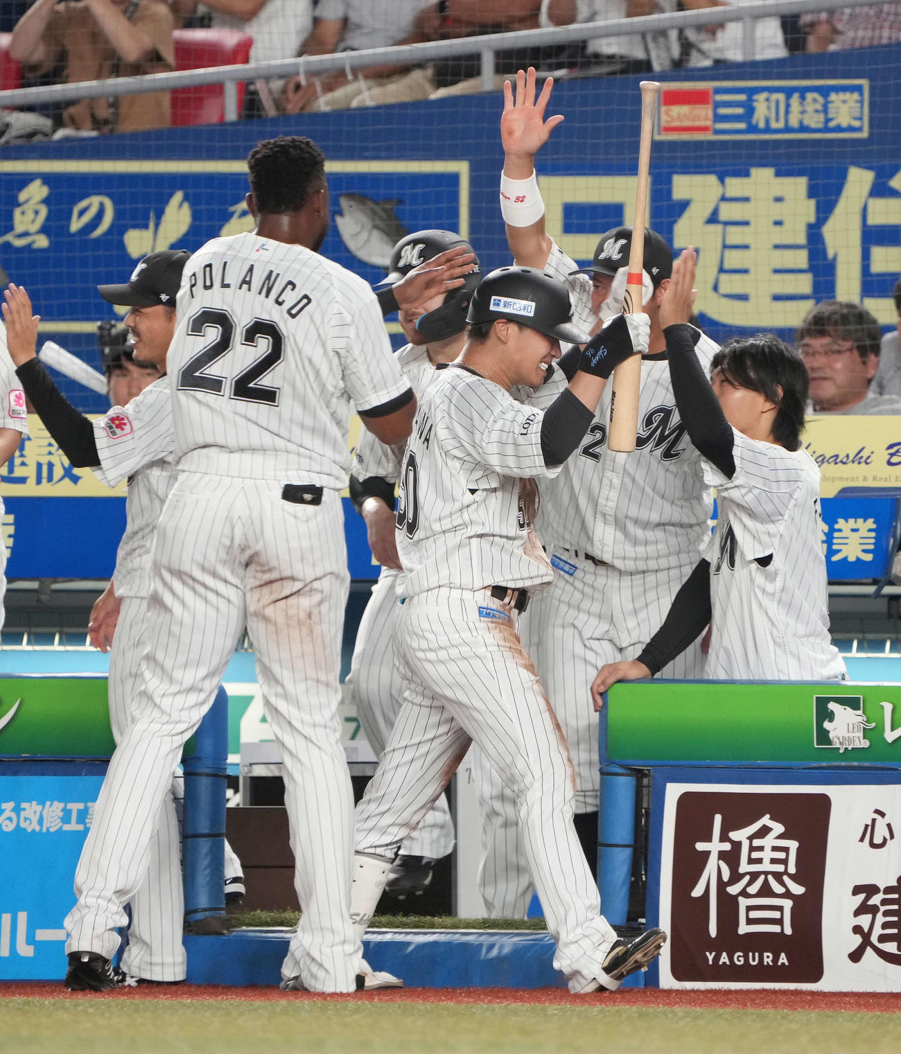 ロッテ対ソフトバンク、7回裏ロッテ2死二塁、石川慎（中央）は勝ち越しの右前適時打を放ちベンチのナインの祝福を受ける（撮影・小沢裕）