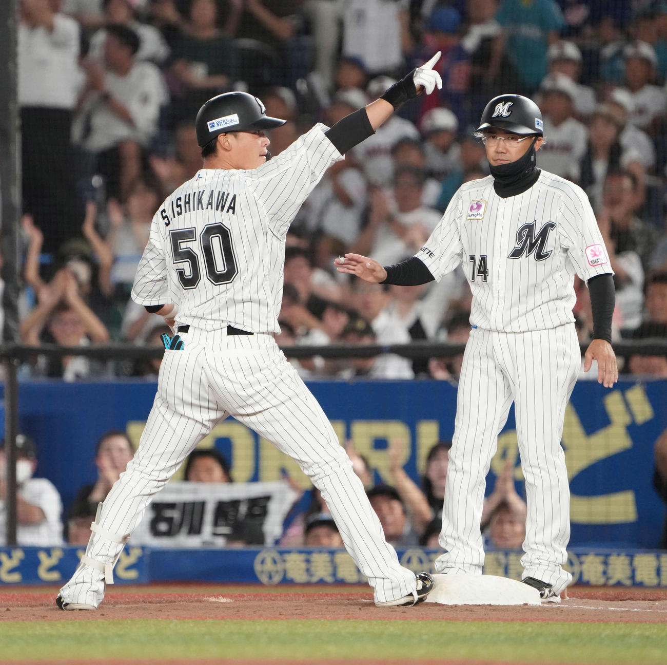 ロッテ対ソフトバンク、7回裏ロッテ2死二塁、石川慎（左）は勝ち越しの右前適時打を放ちベンチの声援に応える（撮影・小沢裕）