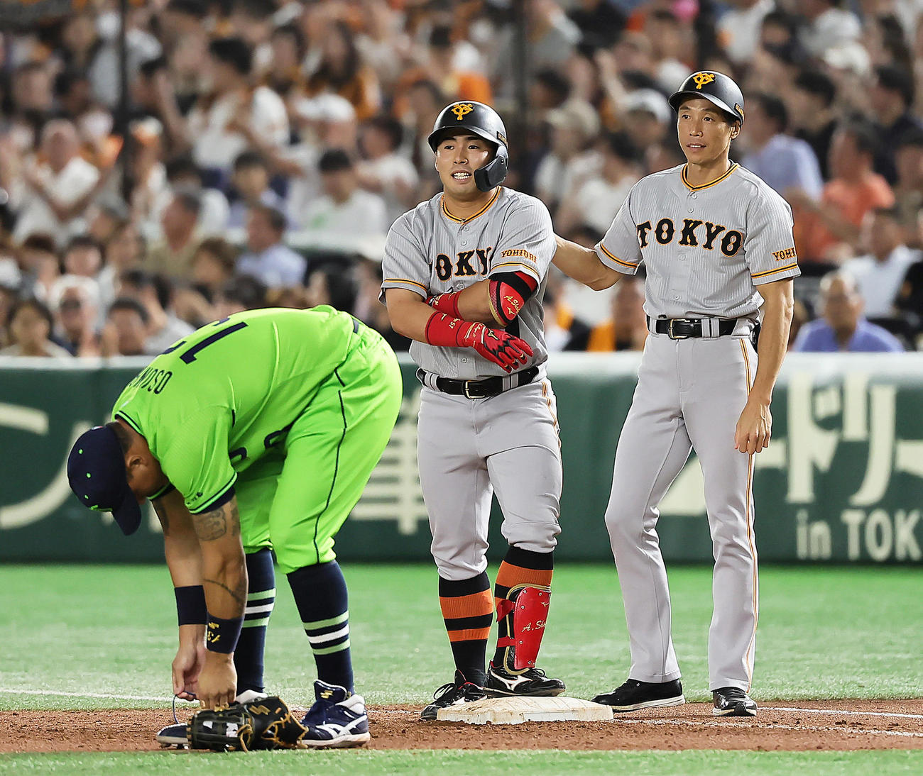 巨人対ヤクルト　7回裏巨人無死、代打浅野（中央）は左前打を放ち笑顔を見せる（撮影・足立雅史）
