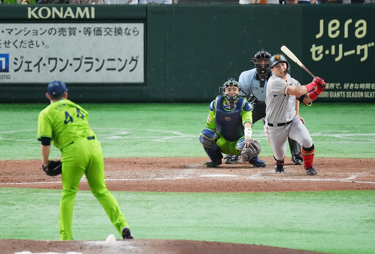 巨人対ヤクルト　7回裏巨人無死、左前打を放つ代打浅野。投手大西（撮影・垰建太）