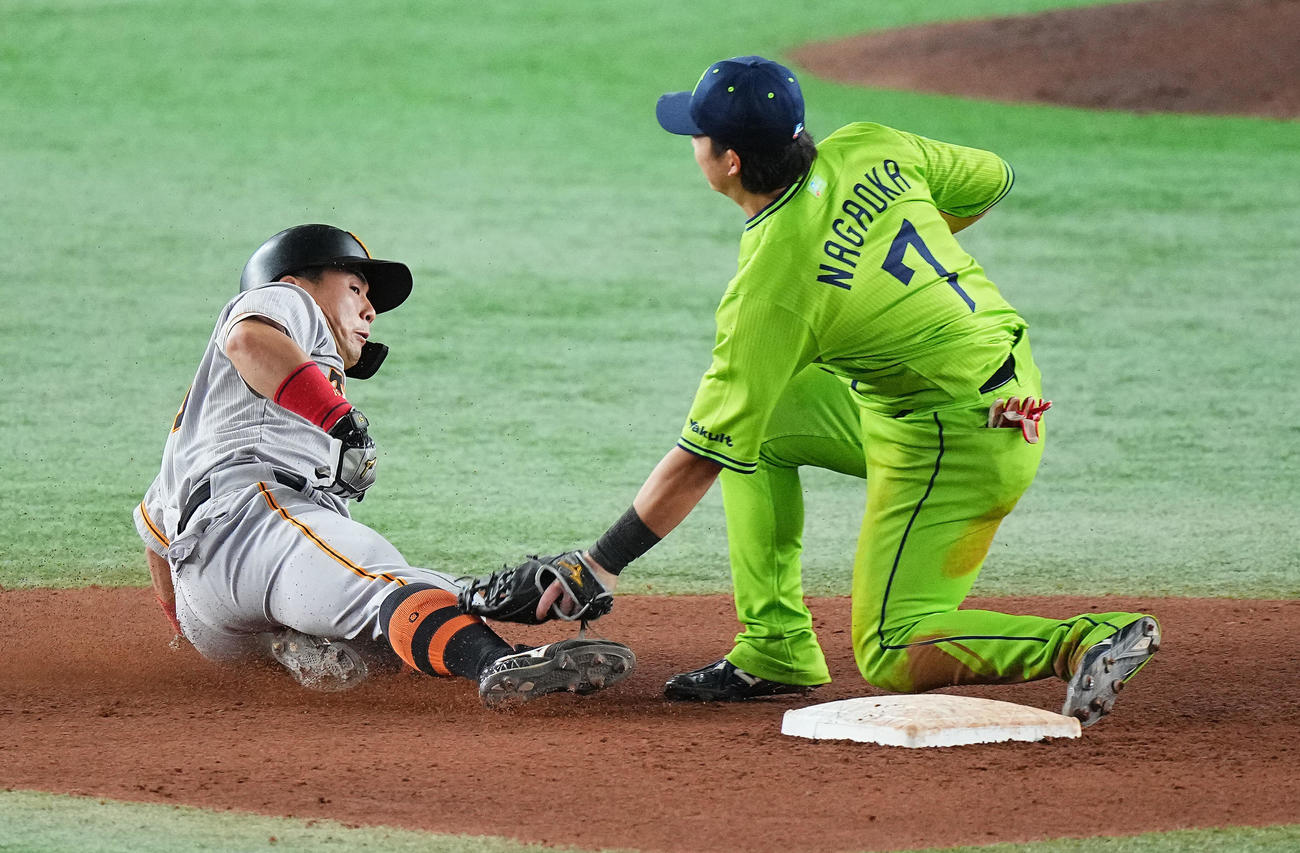 巨人対ヤクルト　7回裏巨人無死一塁、二盗を試みるもアウトとなる浅野。遊撃手長岡（撮影・垰建太）