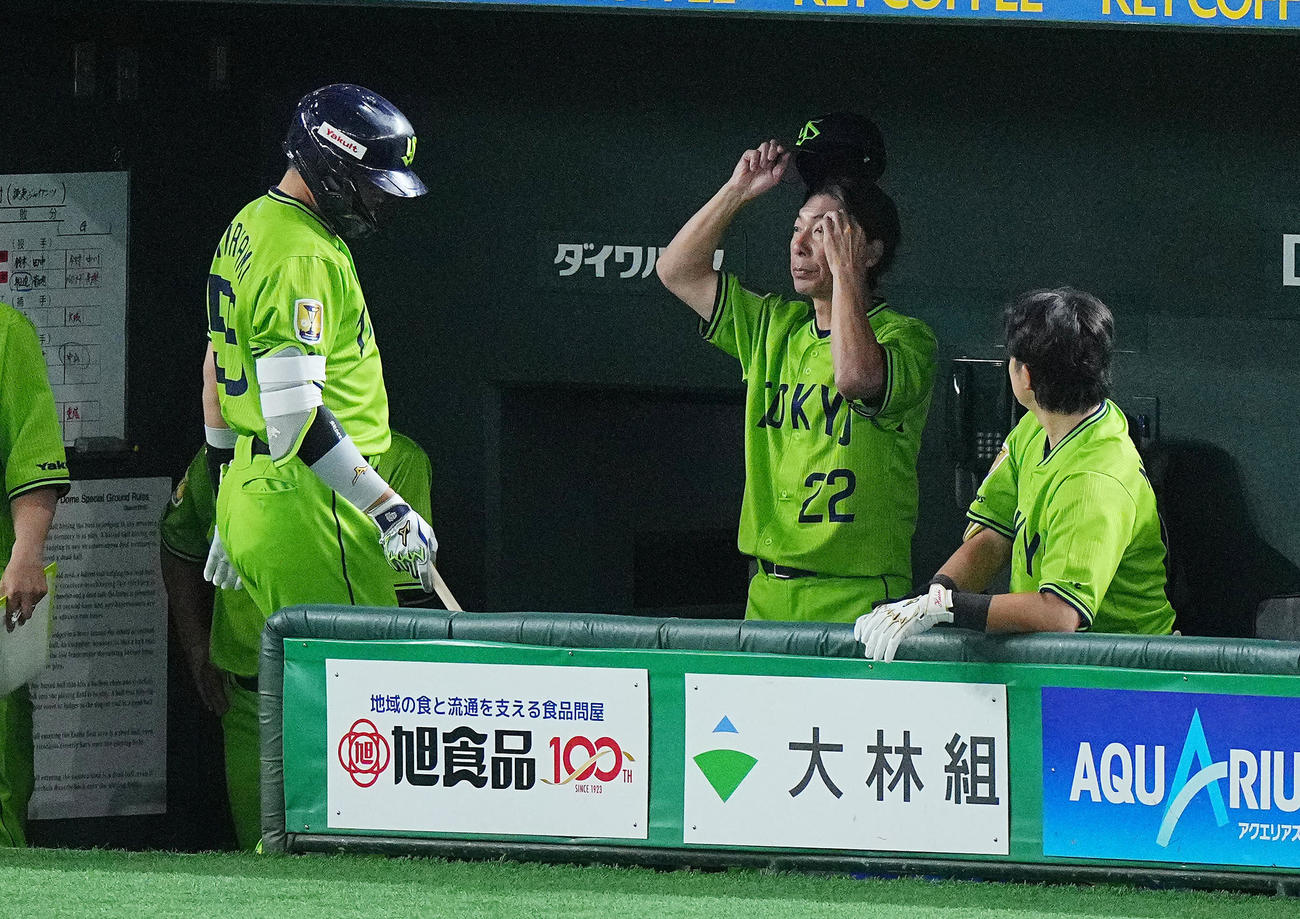 巨人対ヤクルト　8回表ヤクルト1死一、三塁、村上（左）が空振り三振に倒れベンチで頭をかく高津監督（中央）（撮影・垰建太）