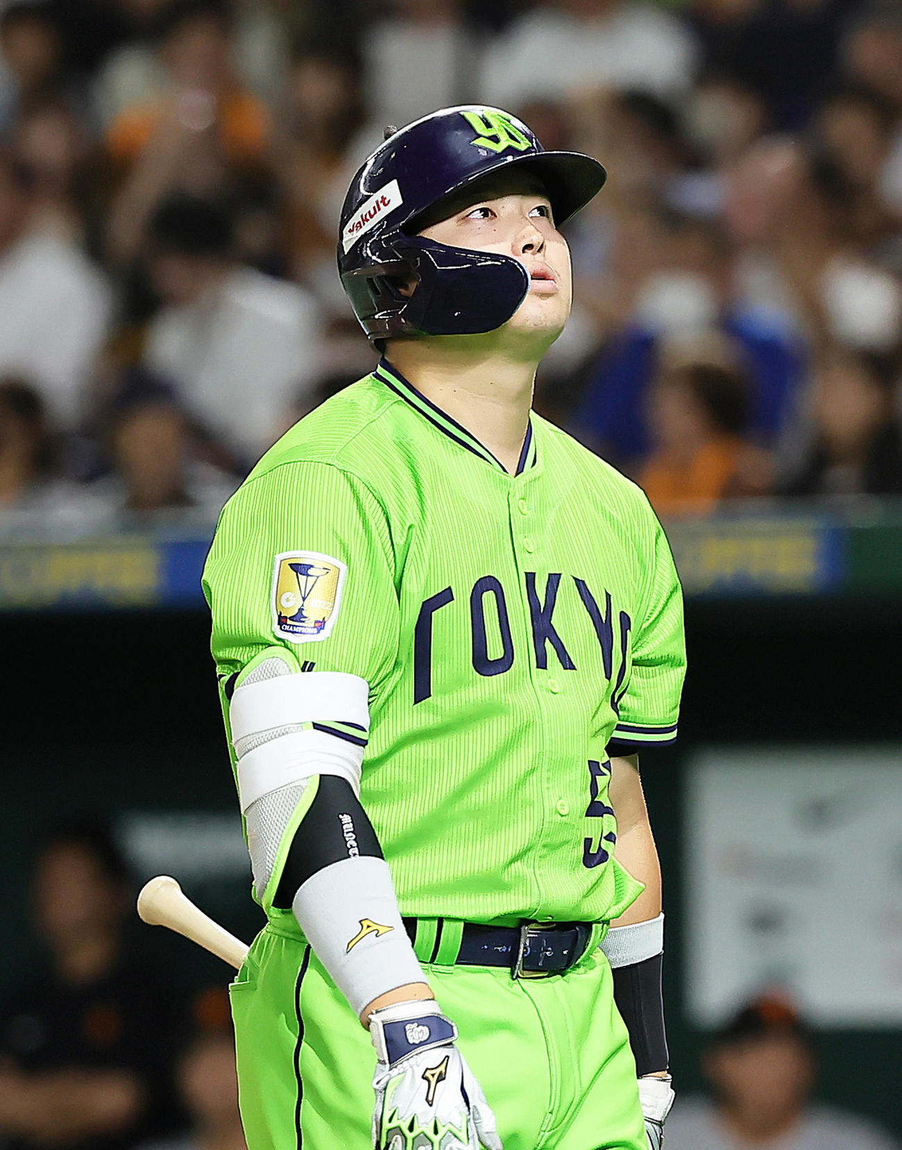 巨人対ヤクルト　7回表ヤクルト1死一、三塁、村上は空振り三振に倒れ浮かない表情を見せる（撮影・足立雅史）