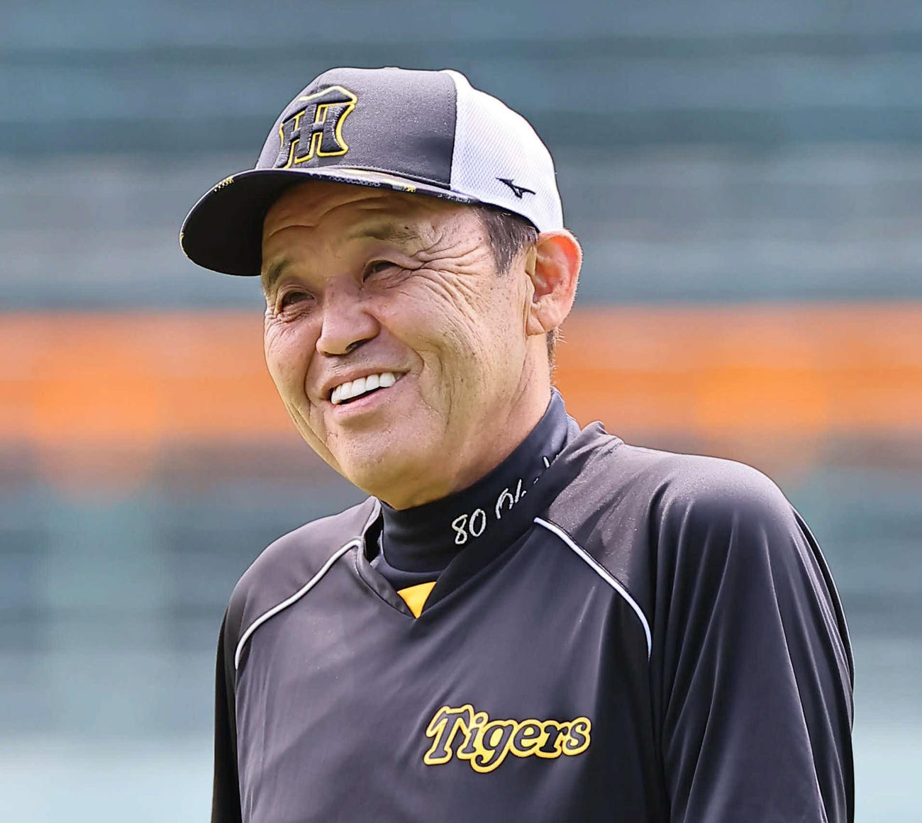 笑顔を見せながら練習を見守る阪神岡田監督（撮影・上田博志）