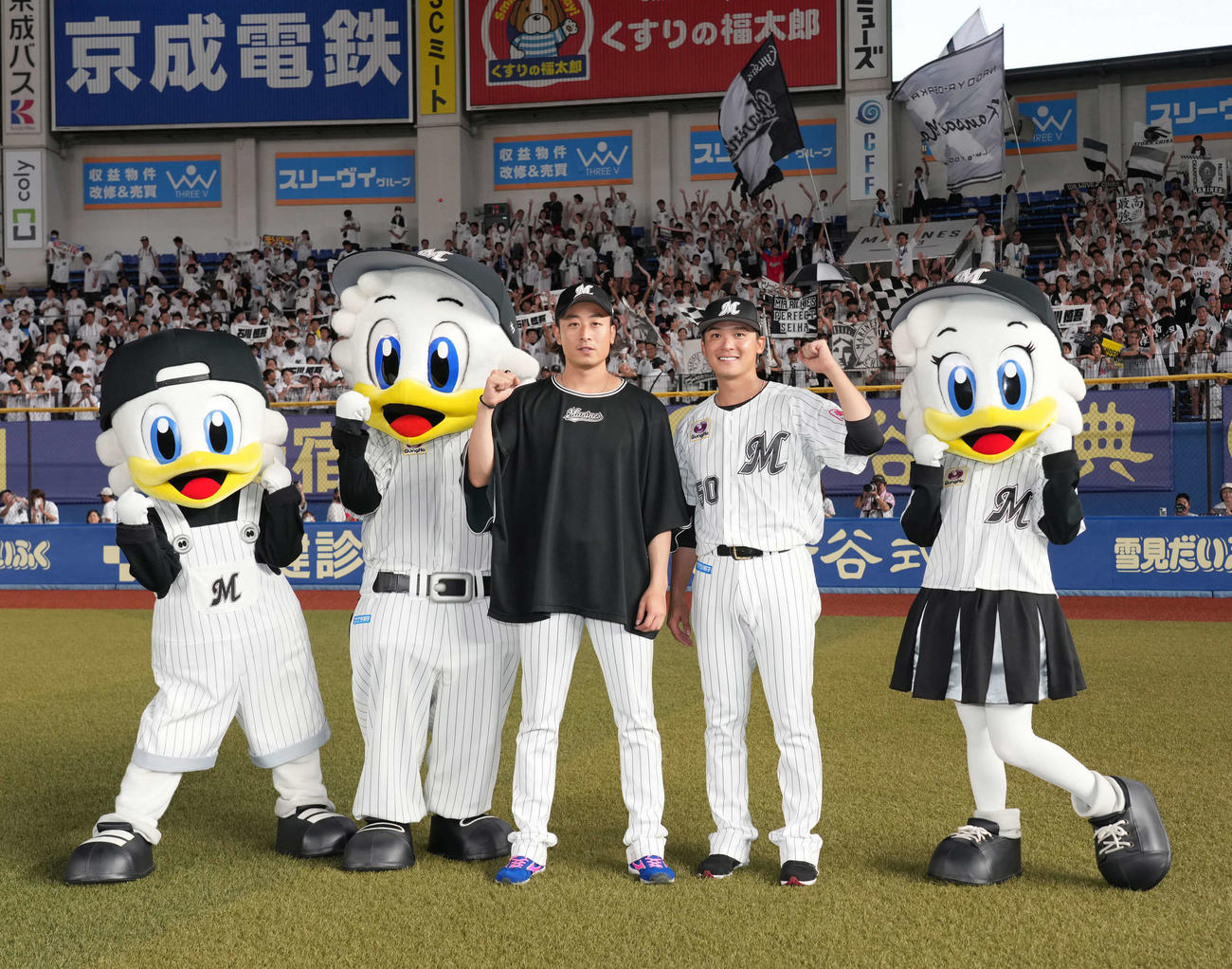 ロッテ対ソフトバンク、球団マスコットに囲まれながら右翼席のファンを背にガッツポーズするロッテ移籍後初勝利を挙げた坂本（左）と決勝打の石川慎（撮影・小沢裕）