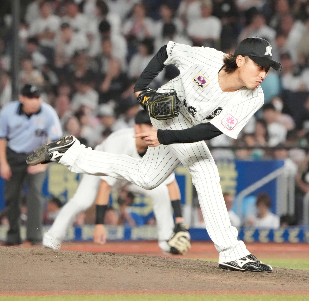 ロッテ対ソフトバンク、ロッテ2番手で登板した坂本（撮影・小沢裕）