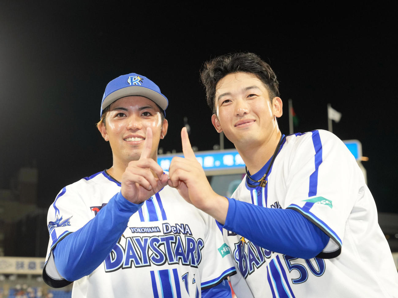 DeNA対広島　11勝を挙げ、記念撮影で山本（右）と「11」を作る東（撮影・狩俣裕三）