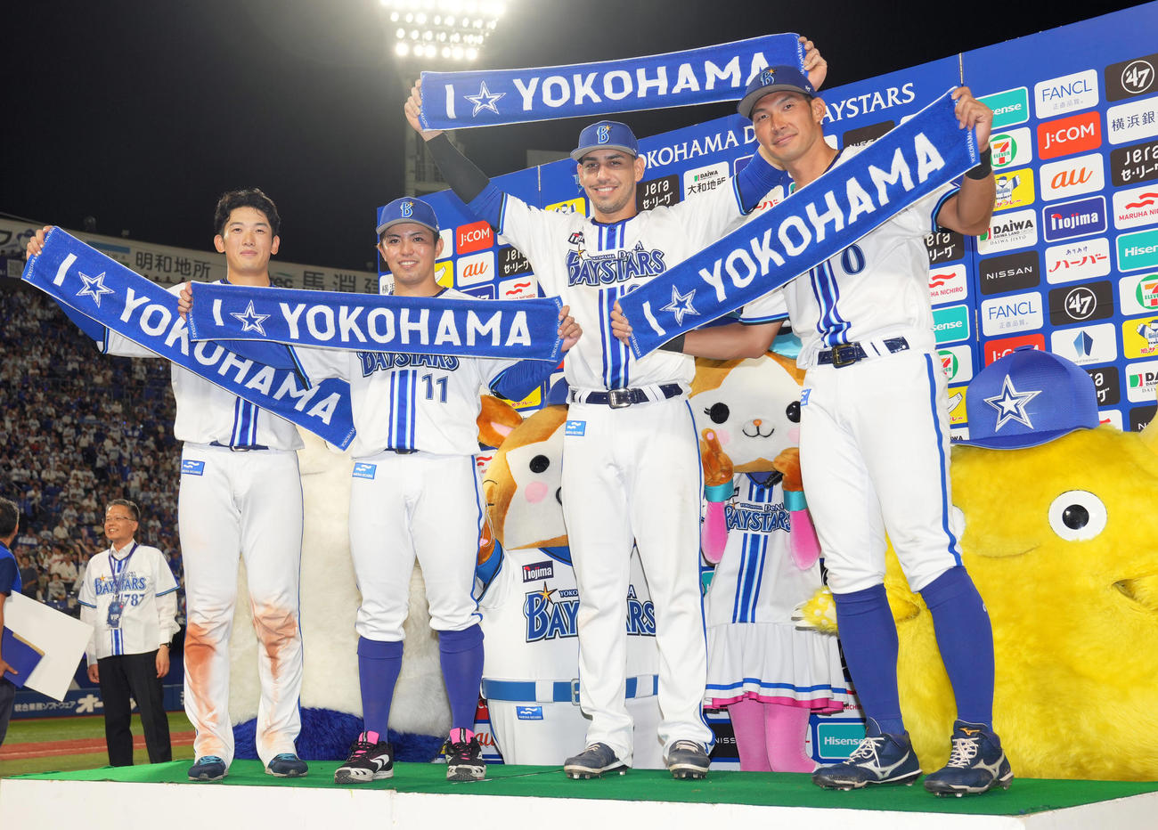 DeNA対広島　ヒーローインタビュー後、記念撮影する、左から山本、東、ソト、大田（撮影・狩俣裕三）