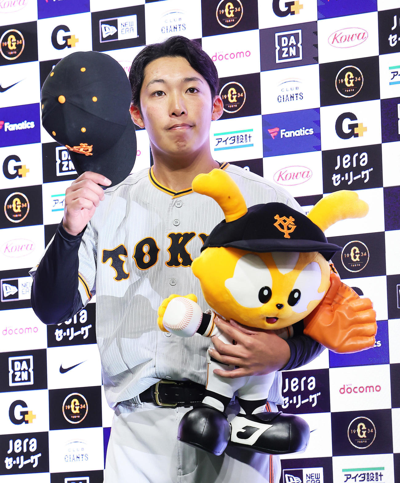 巨人対ヤクルト　お立ち台で声援に応える巨人赤星（撮影・足立雅史）