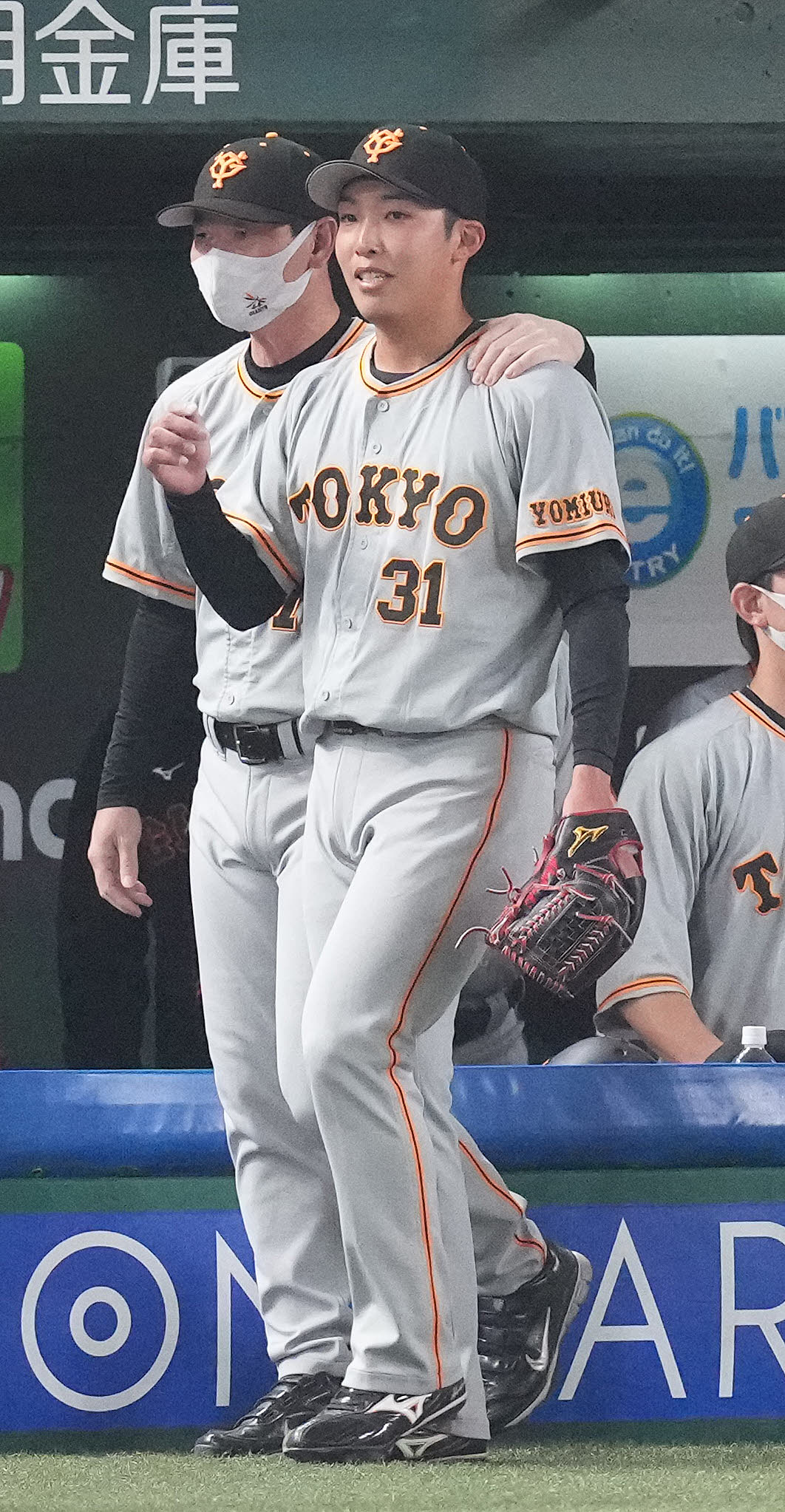 桑田氏（左）から声をかけられる巨人赤星（2022年6月撮影）