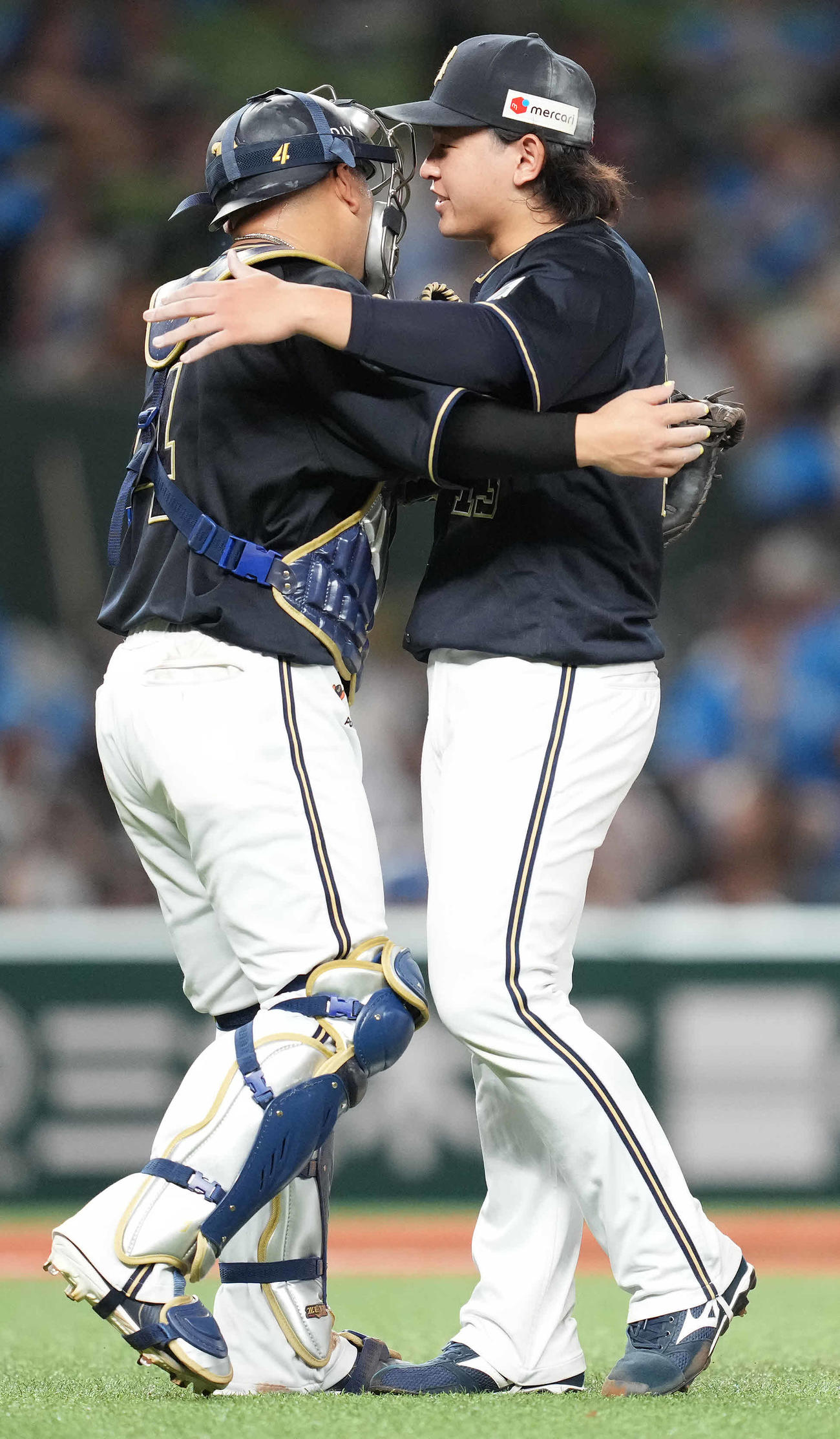 西武対オリックス　西武に完封勝利し、森（左）と抱き合って喜ぶオリックス宮城（撮影・鈴木みどり）