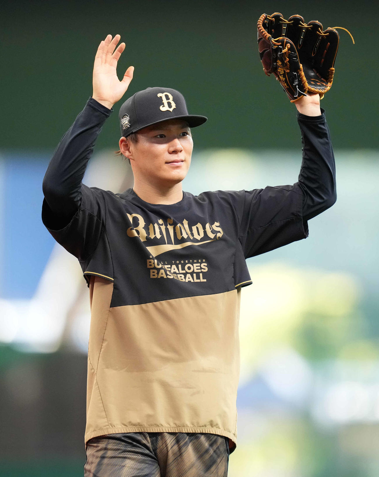 西武対オリックス　試合前練習を終え、手を振りながら引き揚げるオリックス山本（撮影・鈴木みどり）