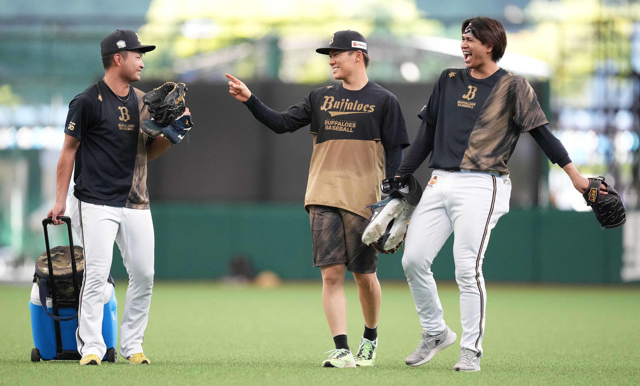 西武対オリックス　試合前練習を終え、談笑しながら引き揚げるオリックス山本（中央）、宇田川（右）、小木田（撮影・鈴木みどり）