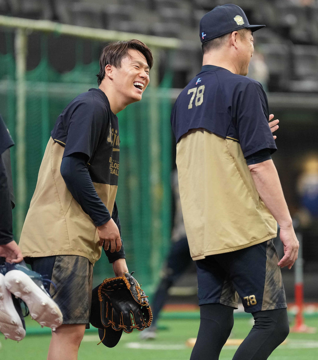 西武対オリックス　試合前練習で中嶋監督（右）と談笑するオリックス山本（撮影・鈴木みどり）