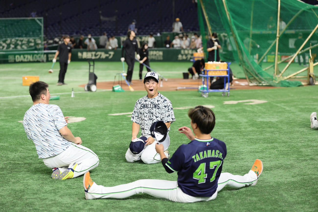 練習中、空中くるりんぱに成功するヤクルトの大西（左）と丸山和（中央）。右は高橋（撮影・足立雅史）