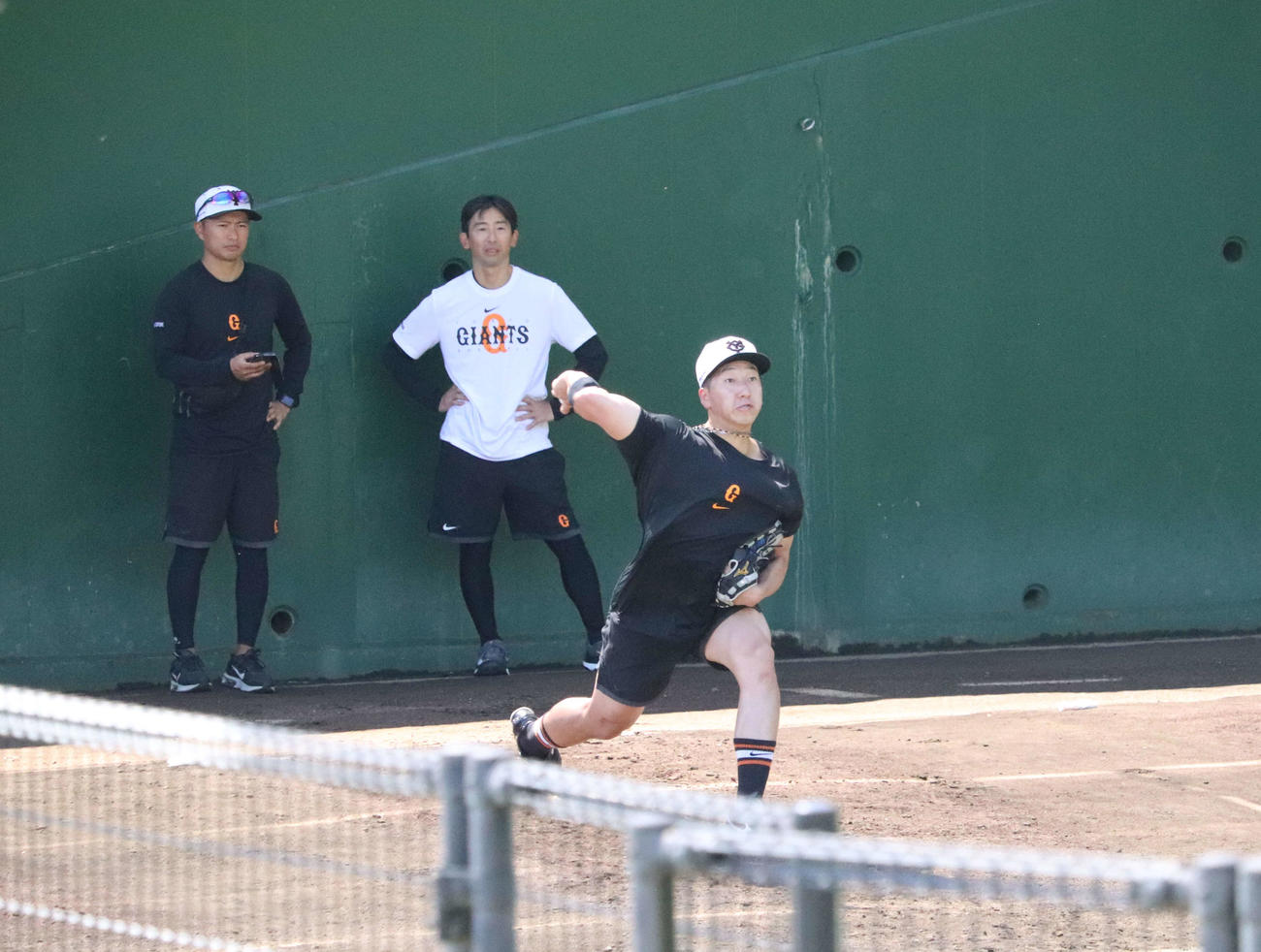 ジャイアンツ球場のブルペンで捕手を立たせて投球する巨人大勢（手前（撮影・小早川宗一郎）