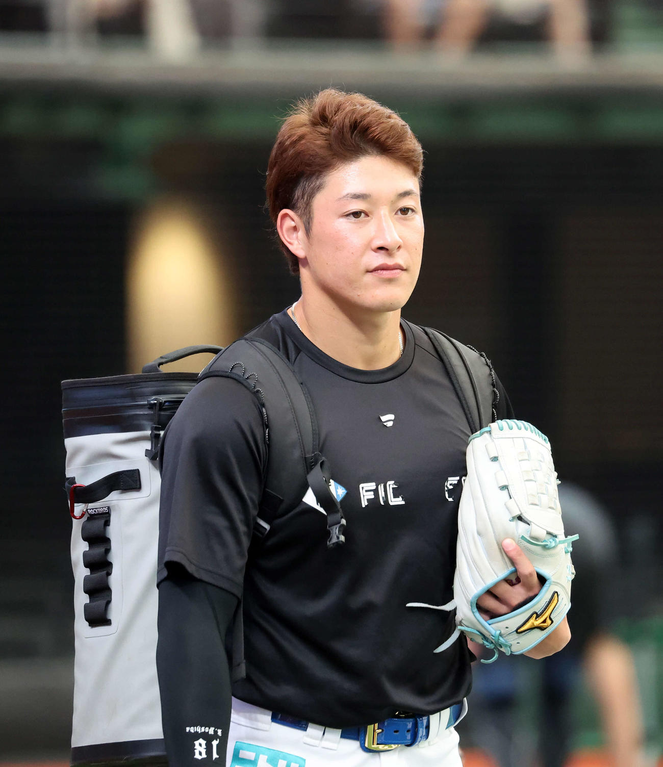 練習に向かう日本ハム吉田（撮影・鈴木正人）