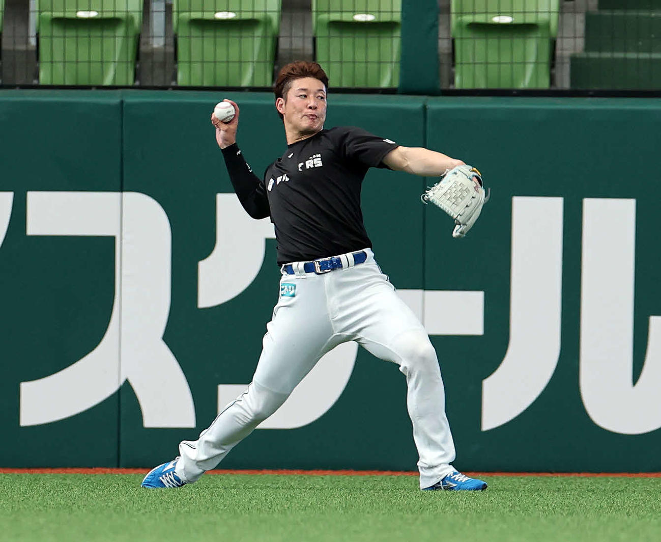 西武対日本ハム　キャッチボールする日本ハム吉田（撮影・鈴木正人）