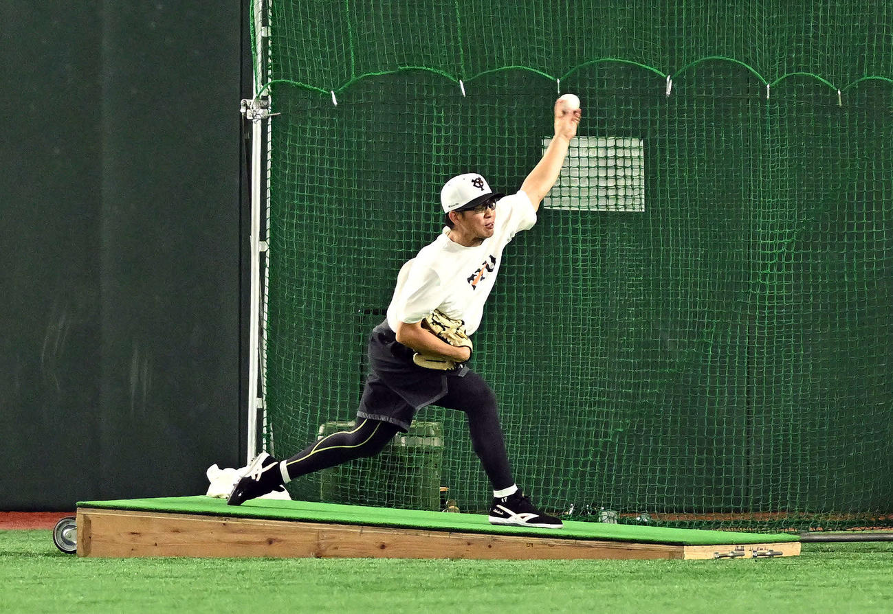 巨人対阪神　試合前練習で調整する巨人高橋（撮影・滝沢徹郎）