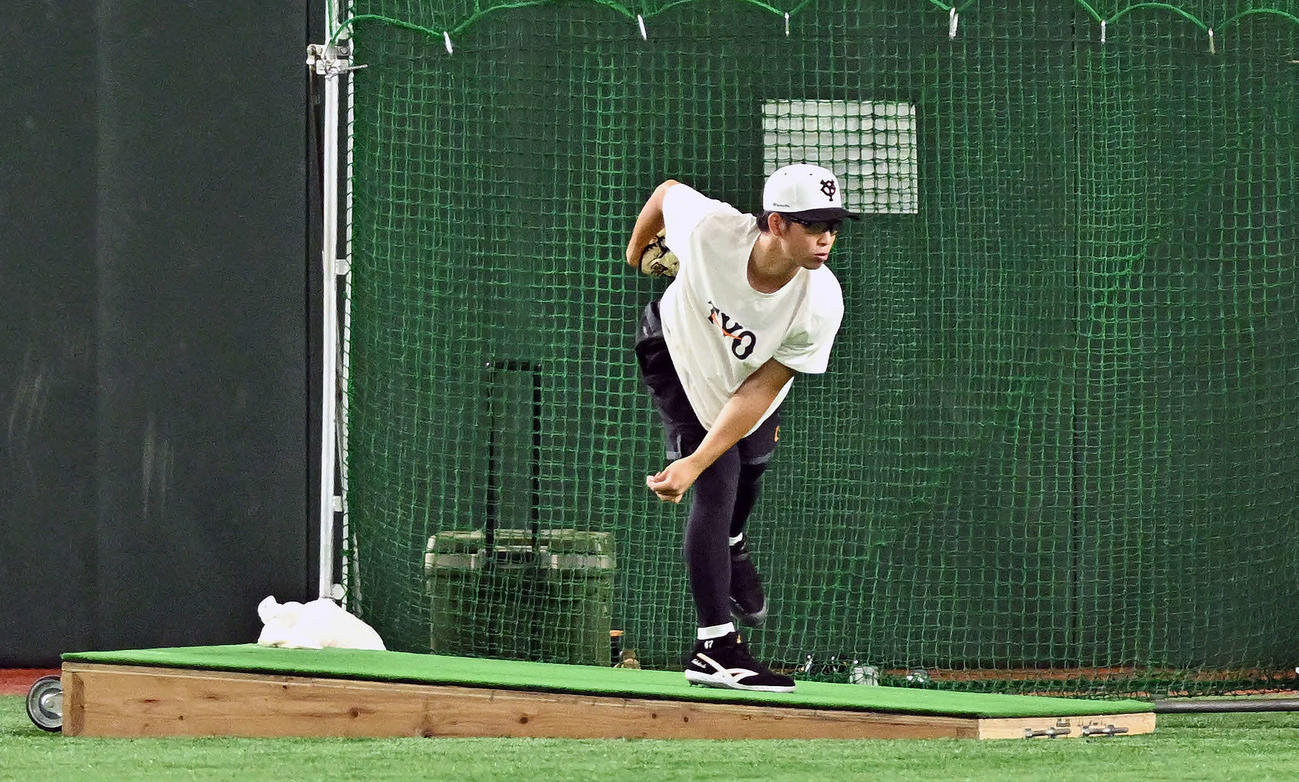 巨人対阪神　試合前練習で調整する巨人高橋（撮影・滝沢徹郎）