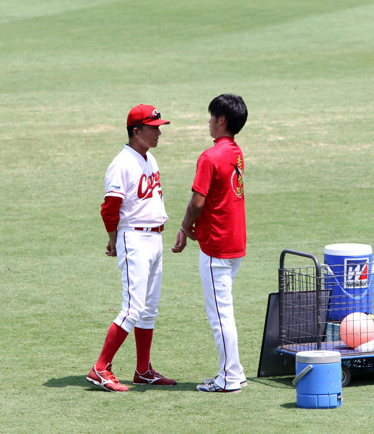 練習に遅刻し古沢コーチ（左）に怒られる中村恭（2013年8月撮影）