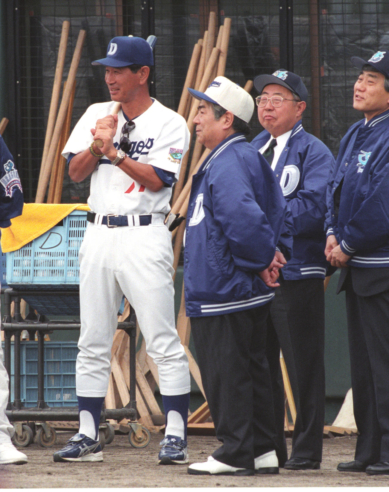 98年、キャンプを視察にきた中日大島宏彦オーナー（右）、佐藤社長と話をする星野仙一監督