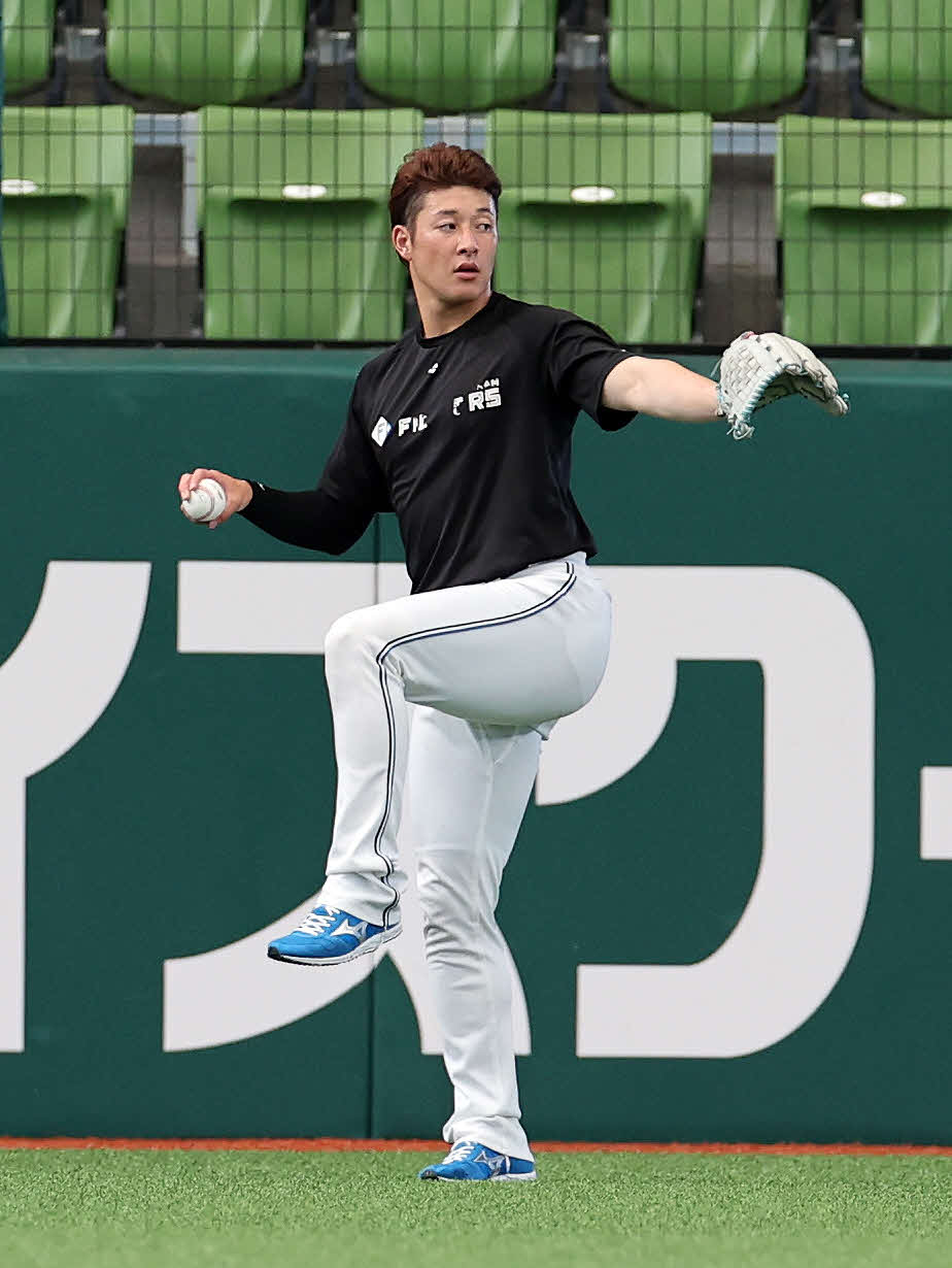 西武対日本ハム　キャッチボールする日本ハム吉田（撮影・鈴木正人）