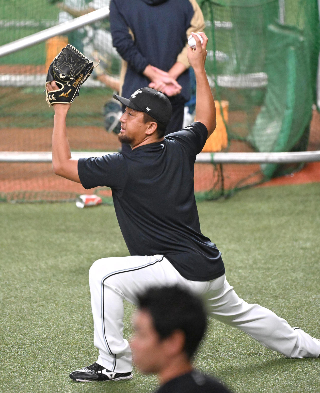 外野席まで遠投するロッテ沢村（撮影・石井愛子）