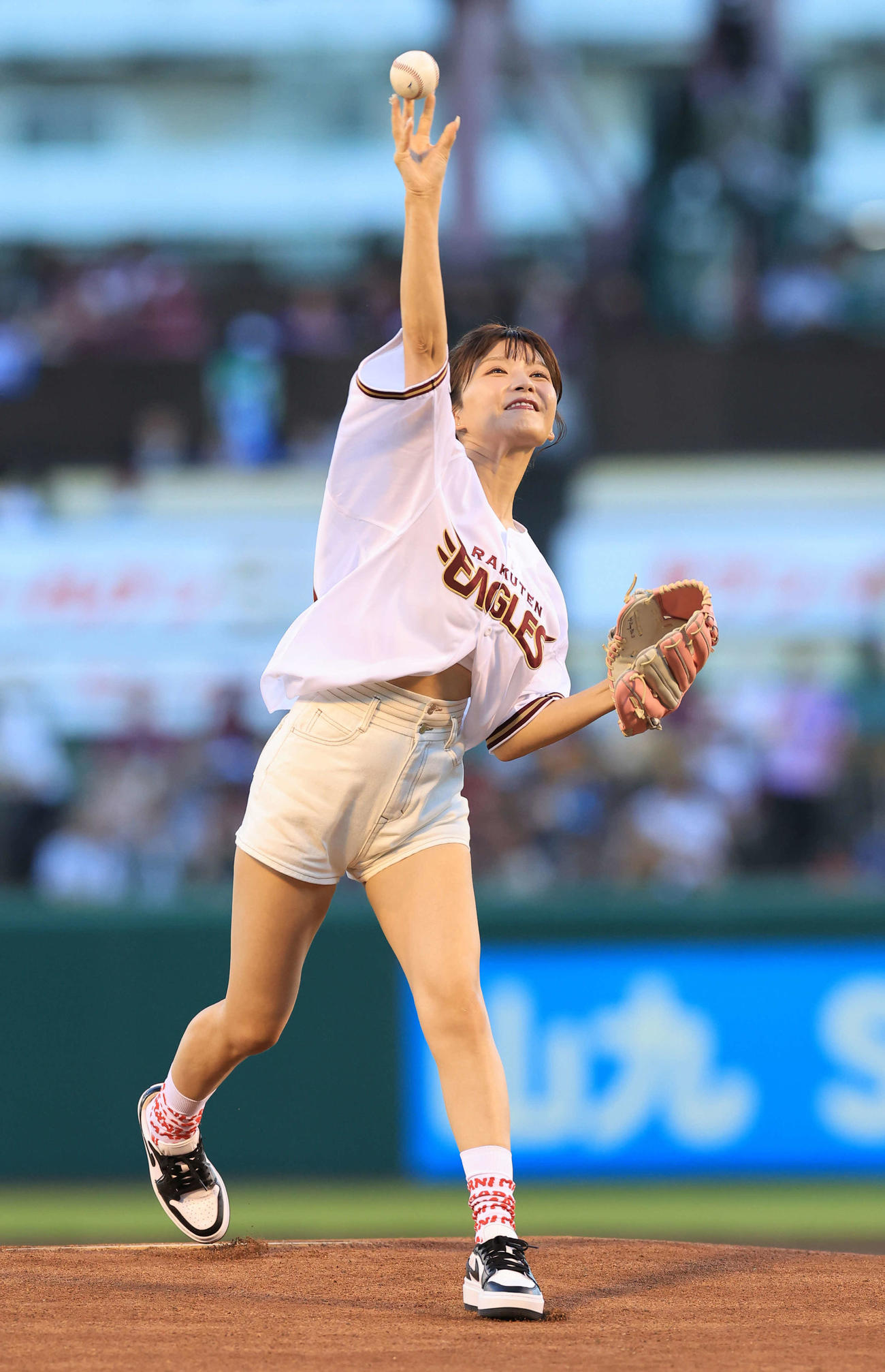 楽天対ソフトバンク　セレモニアルピッチに登場したAAAの宇野実彩子（撮影・浅見桂子）