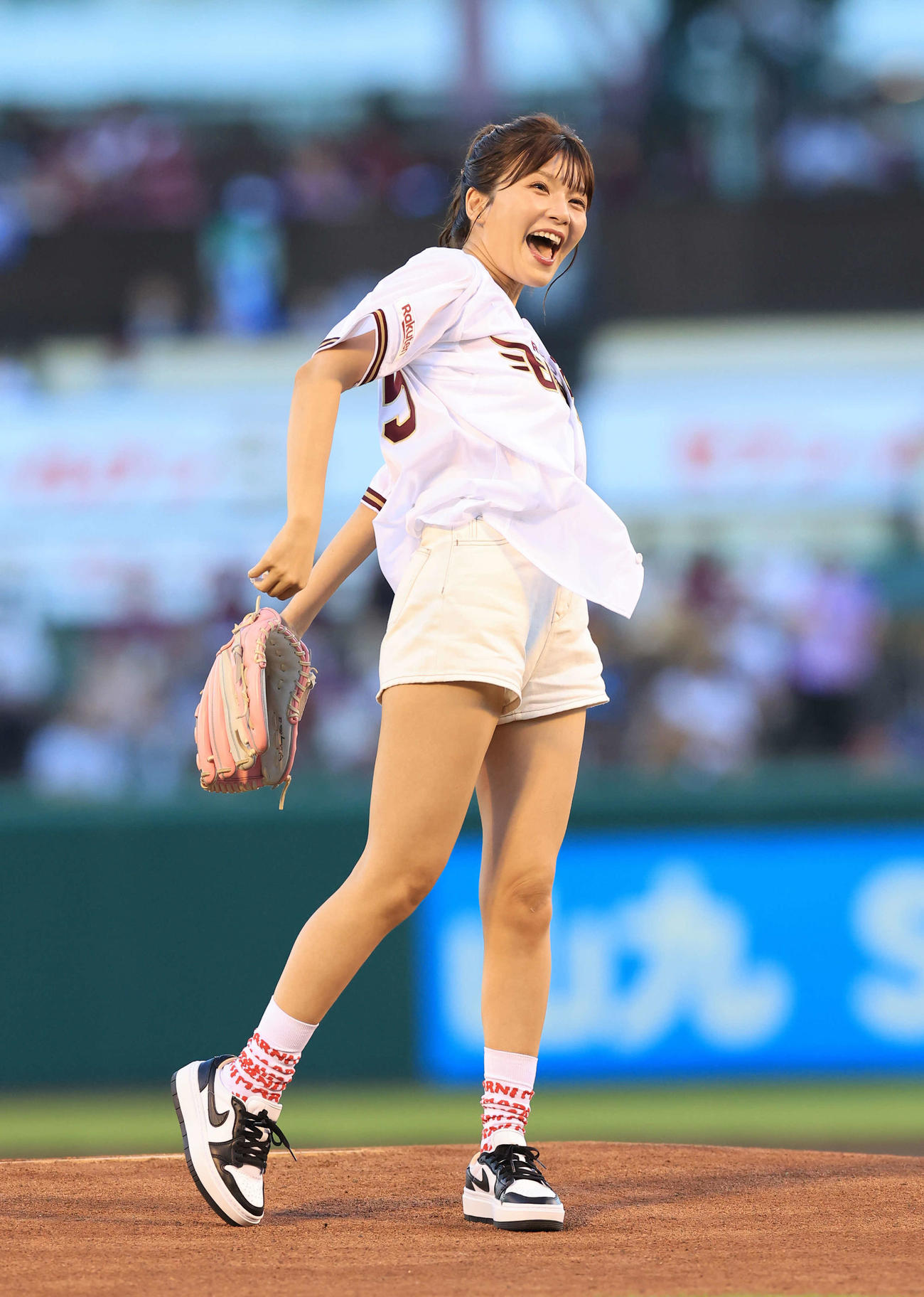 楽天対ソフトバンク　セレモニアルピッチに登場したAAAの宇野実彩子（撮影・浅見桂子）