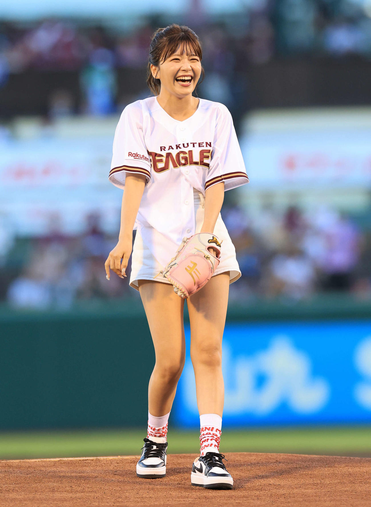 楽天対ソフトバンク　セレモニアルピッチに登場したAAAの宇野実彩子（撮影・浅見桂子）